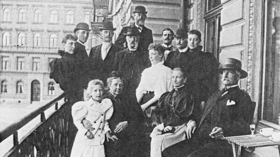 Familjen Hamilton på balkongen, Tegnérlunden 12, 5 aug 1896